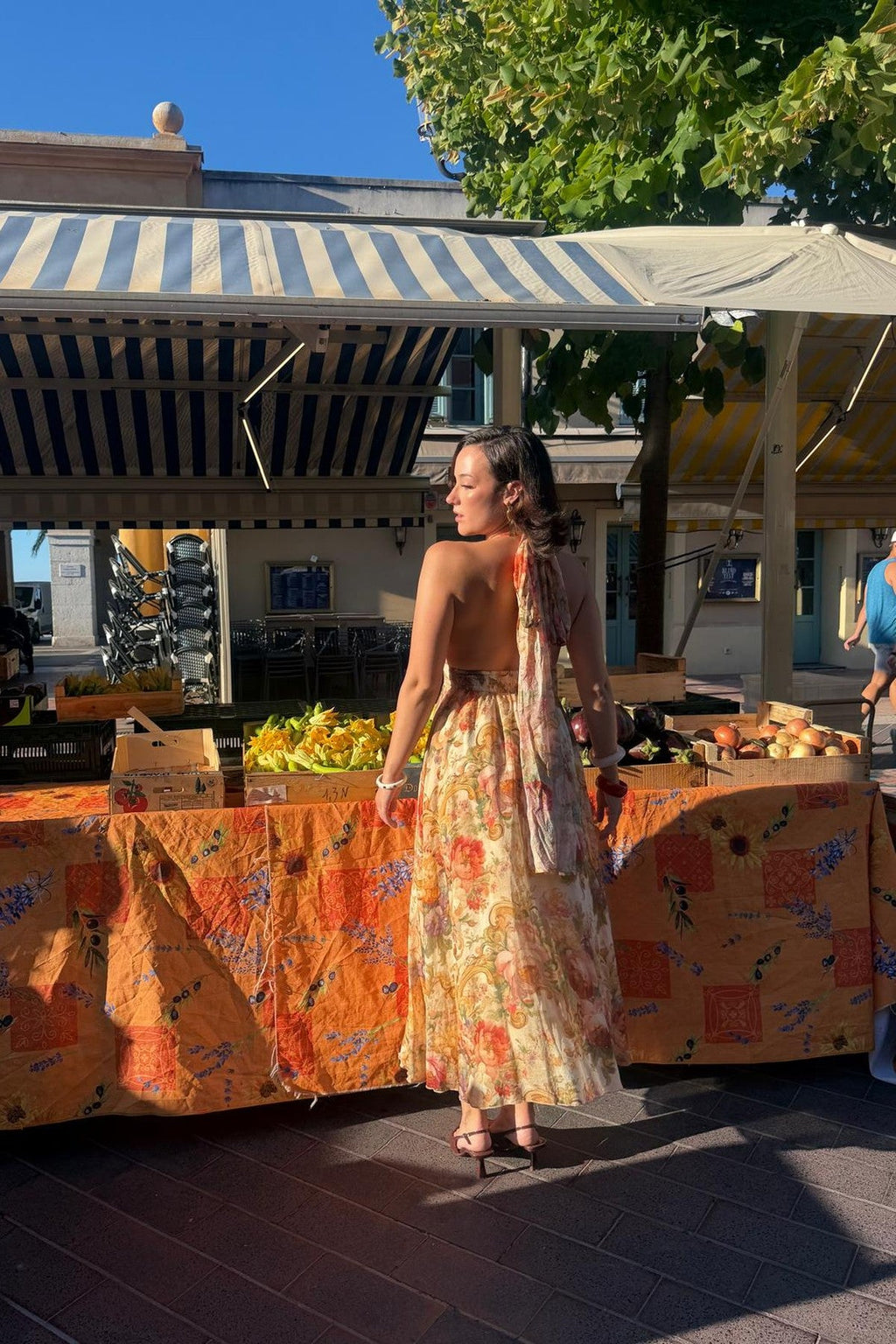 Dos de la robe Marilyn Floral MAŸRA, nouage à la nuque, au marché de Nice