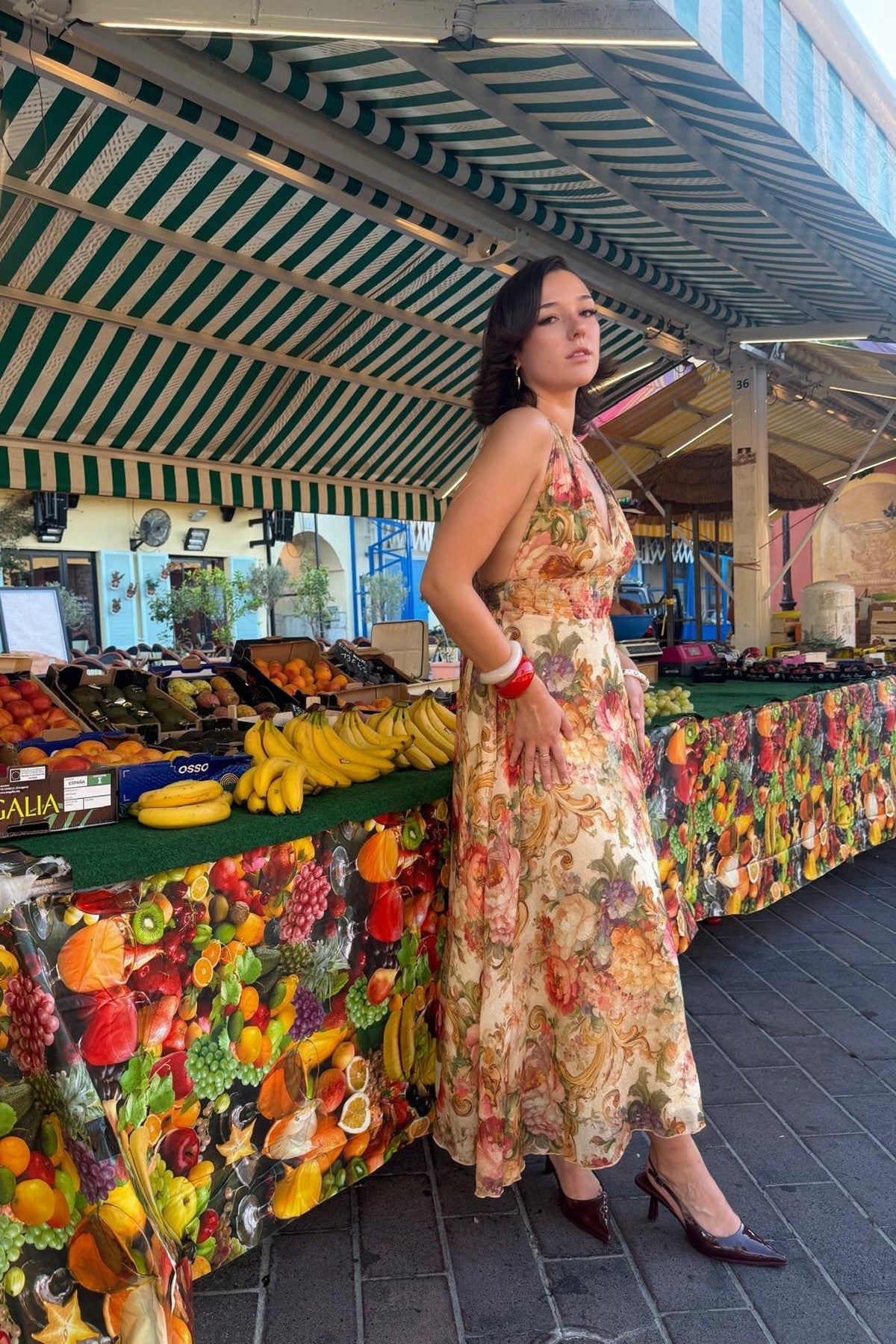 Robe Marilyn Floral MAŸRA portée au marché aux fruits de Nice