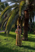 Robe Marilyn Safran MAŸRA portée dans un jardin de palmiers à Nice