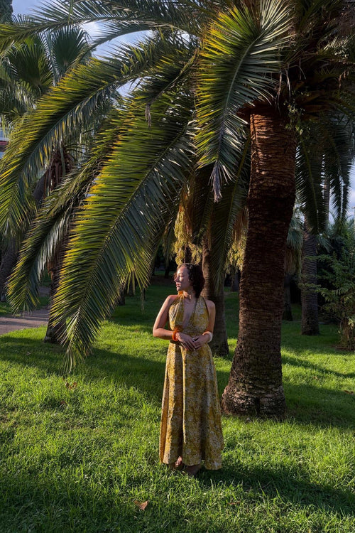 Robe Marilyn Safran MAŸRA portée dans un jardin de palmiers à Nice