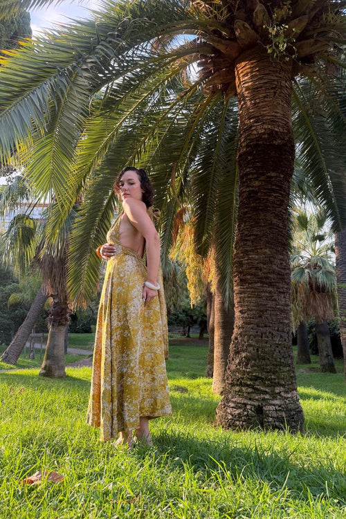 Robe Marilyn Safran MAŸRA de profil, dos ouvert, sous les palmiers